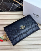 BILLETERA MEDIANA COACH EMBOSSED LOGO EDITION