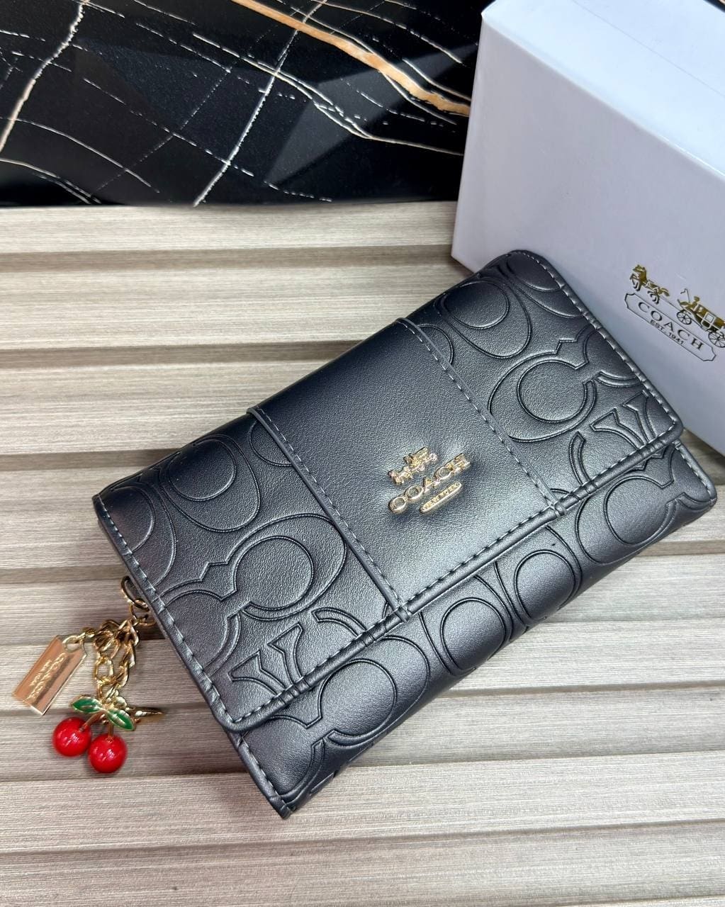 BILLETERA MEDIANA COACH EMBOSSED LOGO EDITION