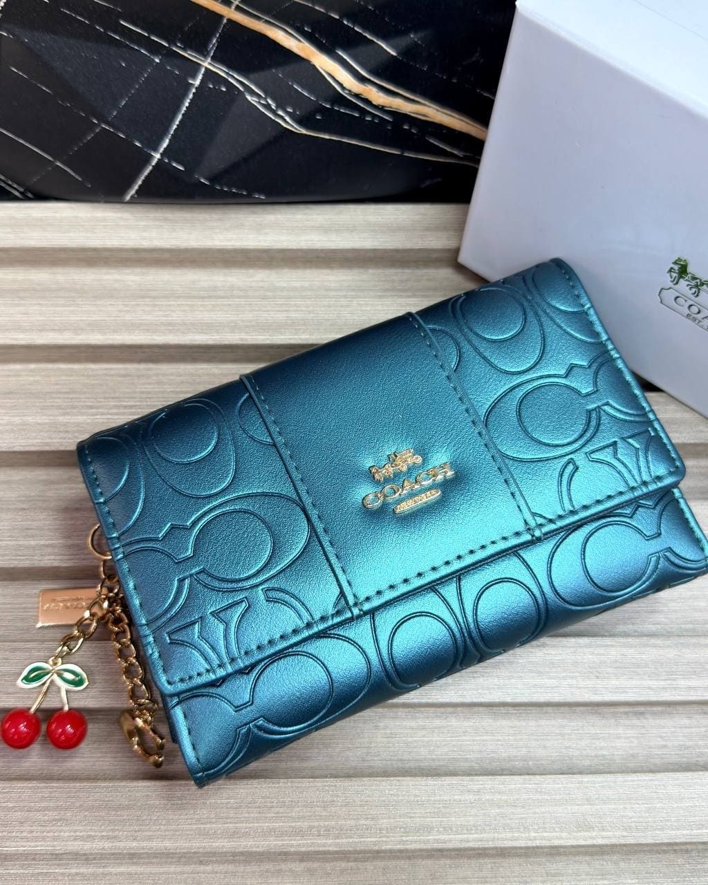 BILLETERA MEDIANA COACH EMBOSSED LOGO EDITION