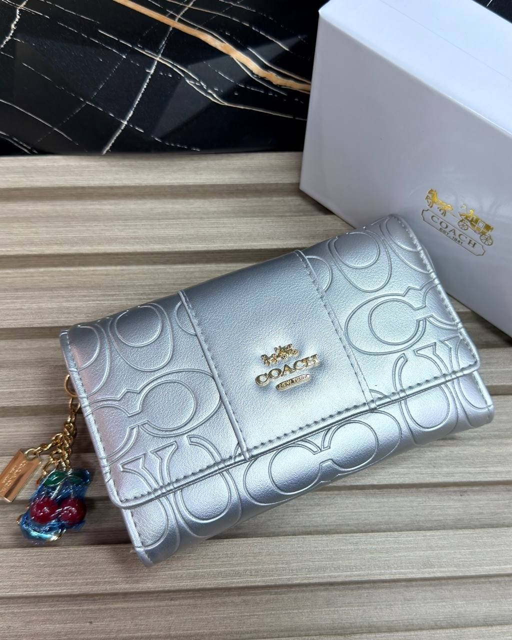 BILLETERA MEDIANA COACH EMBOSSED LOGO EDITION