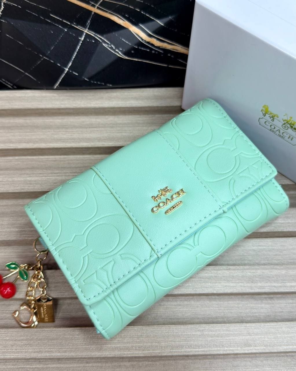 BILLETERA MEDIANA COACH EMBOSSED LOGO EDITION