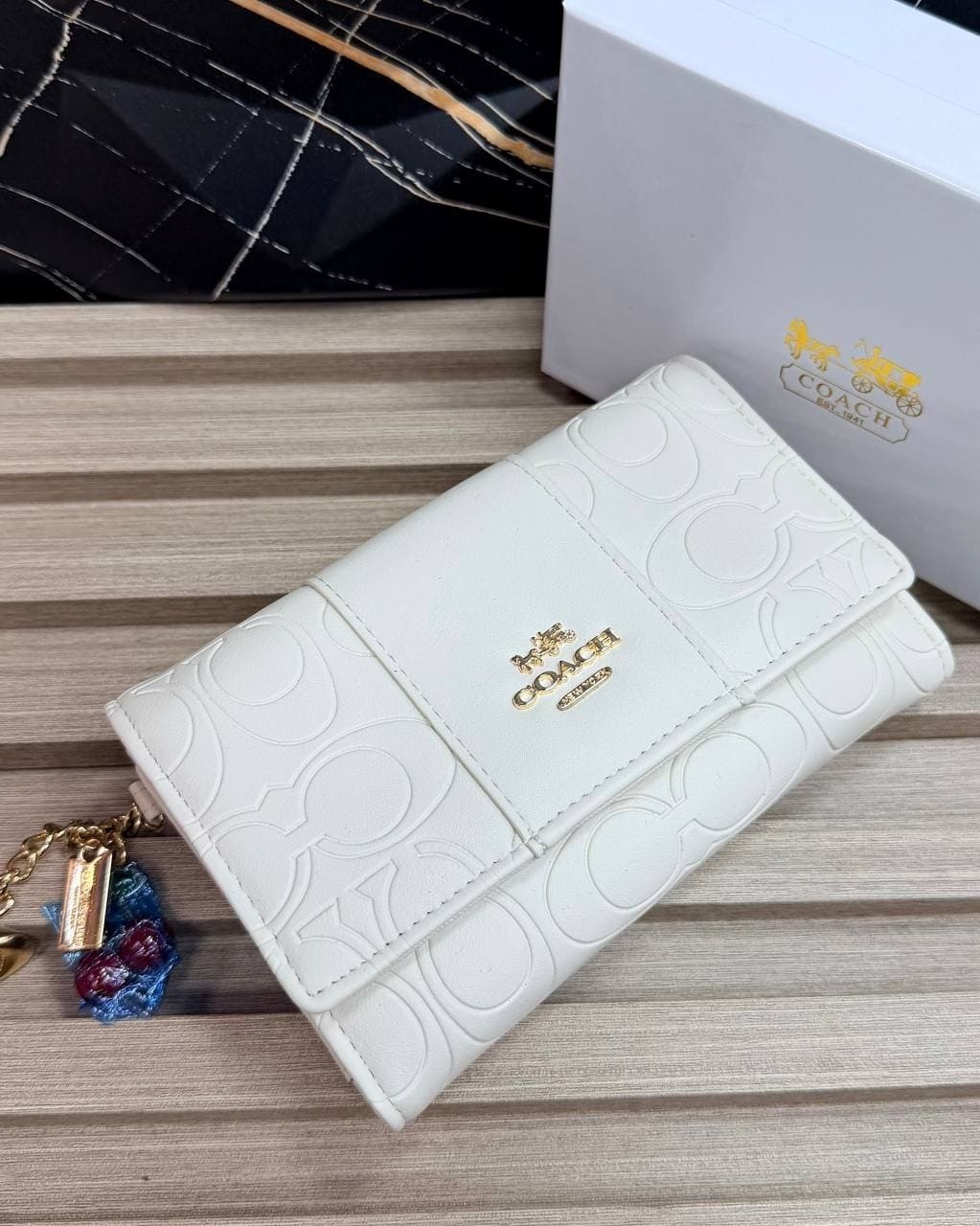 BILLETERA MEDIANA COACH EMBOSSED LOGO EDITION
