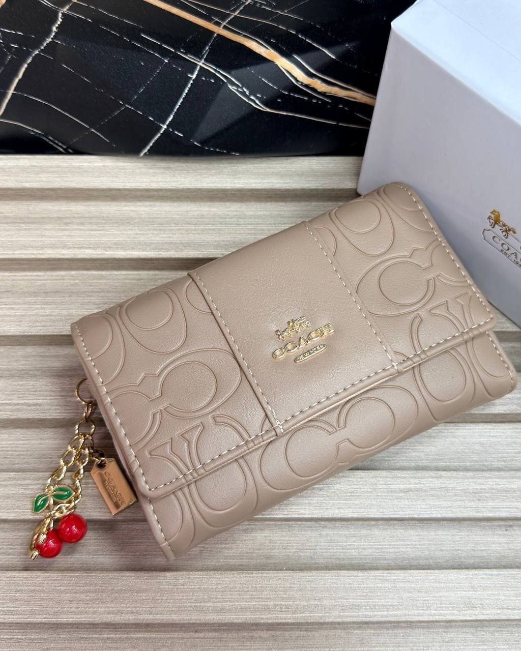 BILLETERA MEDIANA COACH EMBOSSED LOGO EDITION