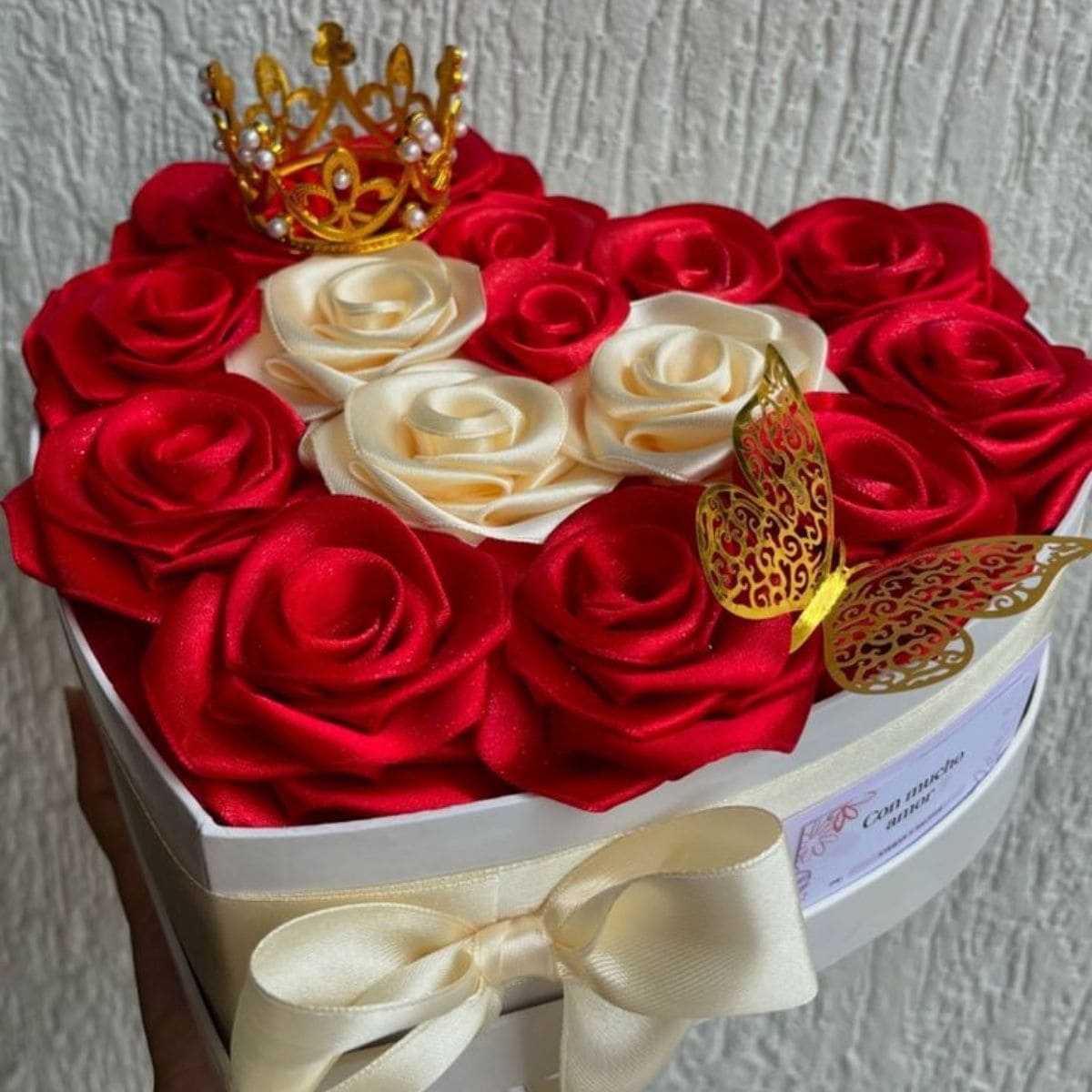 Box Premium "Corazón Real" – 15 Rosas de Satín, Corona de Gala y Mariposa 3D 👑🌹✨