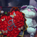 Combo Real "Corazón Encantado" – Bouquet de 65 Rosas de Satín, Peluche de 75cm e Inicial Personalizada 🌹🧸✨